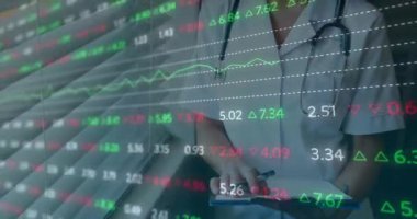 Kafkas kadın doktor üzerinde veri işleme animasyonu. Küresel tıp, bağlantılar, hesaplama ve veri işleme kavramı dijital olarak oluşturulmuş video.