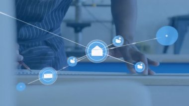 Stüdyoda çalışan Afro-Amerikan erkek zanaatkarların e-posta ikonlarının animasyonu. Küçük işletme, zanaat, bağlantı, veri, dijital arayüz ve iletişim, dijital olarak oluşturulmuş video.