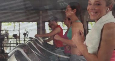 Spor salonunda egzersiz yapan farklı insanlar üzerinde finansal veri işleme animasyonu. Spor, aktif yaşam tarzı, finans ve dijital arayüz konsepti dijital olarak oluşturulmuş video.