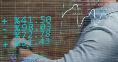Akıllı telefon kullanan beyaz iş adamının finansal veri işleme animasyonu. Küresel finans, iş, bağlantılar, hesaplama ve veri işleme kavramı dijital olarak oluşturulmuş video.