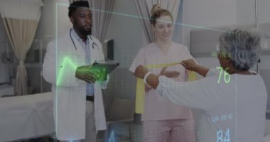 Kalp atışı monitörlerinin, yaşlı kadın hastalarla farklı doktorlara uygulanması. Veri, tıbbi, sağlık, teknoloji, terapi, hastane ve dijital arayüz, dijital olarak oluşturulmuş video.