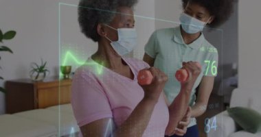 Farklı kadın fizyoterapistlerin yaşlı kadınların egzersiz yapmasına yardımcı olması üzerine kalp atış hızı monitörü animasyonu. Fizyoterapi rehabilitasyonu ve tıbbi sağlık konsepti