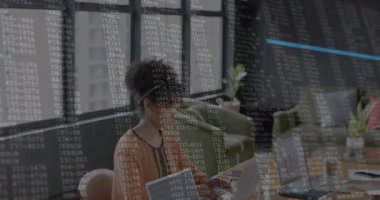 Ofisteki iki ırklı iş kadınıyla ilgili veri işleme animasyonu. Küresel finans, iş, bağlantılar, hesaplama ve veri işleme kavramı dijital olarak oluşturulmuş video.