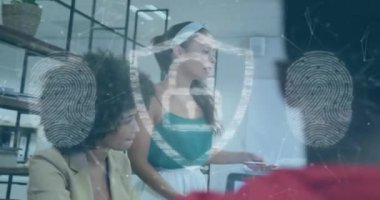 Ofisteki çeşitli iş adamları üzerinde asma kilit ve veri işleme animasyonu. Küresel siber güvenlik, iş, bağlantılar, hesaplama ve veri işleme kavramı dijital olarak oluşturulmuş video.