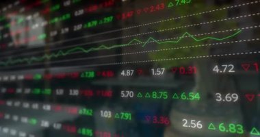 Odada finansal veri işleme animasyonu. Küresel finans, iş, bağlantılar, hesaplama ve veri işleme kavramı dijital olarak oluşturulmuş video.