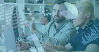 Ofisteki çeşitli iş adamları üzerinde finansal veri işleme animasyonu. Küresel finans, iş, bağlantılar, hesaplama ve veri işleme kavramı dijital olarak oluşturulmuş video.