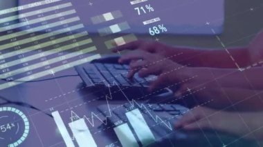 Bilgisayar kullanan çeşitli okul çocukları üzerinde finansal veri işleme animasyonu. Küresel eğitim, finans, bilgisayar, iletişim ve dijital arayüz kavramı dijital olarak oluşturuldu.