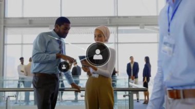 Ofisteki çeşitli iş adamlarının simgeleriyle bağlantı ağının animasyonu. Küresel finans, iş, bağlantılar, hesaplama ve veri işleme kavramı dijital olarak oluşturulmuş video.