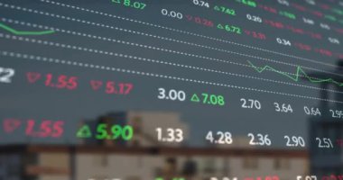 Şehir manzarası üzerinde finansal veri işleme animasyonu. Küresel finans, iş, bağlantılar, hesaplama ve veri işleme kavramı dijital olarak oluşturulmuş video.