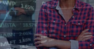 Ofisteki çeşitli erkek ve kadın meslektaşlar üzerinde finansal veri işleme animasyonu. Küresel iş, finans, bilgisayar ve dijital arayüz kavramı dijital olarak oluşturulmuş video.