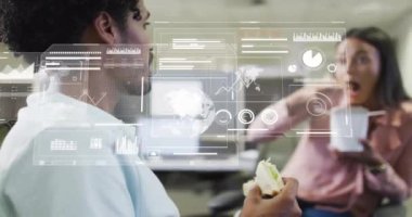 Ofiste yemek yiyen çeşitli meslektaşların veri işleme animasyonları. İş, iletişim, teknoloji, bilgisayar ve dijital arayüz kavramı dijital olarak oluşturulmuş video.