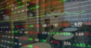 Ofis üzerinde finansal veri işleme animasyonu. Küresel finans, iş, bağlantılar, hesaplama ve veri işleme kavramı dijital olarak oluşturulmuş video.