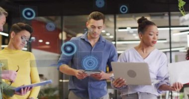 Ofisteki çeşitli iş adamları üzerinde veri işleme animasyonu. Küresel finans, iş, bağlantılar, hesaplama ve veri işleme kavramı dijital olarak oluşturulmuş video.