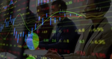 Ofisteki çeşitli iş adamları üzerinde finansal veri işleme animasyonu. Küresel finans, iş, bağlantılar, hesaplama ve veri işleme kavramı dijital olarak oluşturulmuş video.