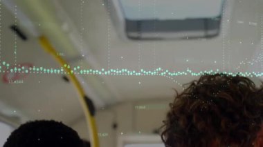 Otobüsteki farklı insanlar üzerinde finansal veri işleme animasyonu. Küresel finans, iş, bağlantılar, hesaplama ve veri işleme kavramı dijital olarak oluşturulmuş video.