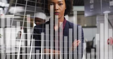 Ofisteki çeşitli iş adamları üzerinde finansal veri işleme animasyonu. Küresel finans, iş, bağlantılar, hesaplama ve veri işleme kavramı dijital olarak oluşturulmuş video.