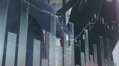 Beyaz iş adamlarının el sıkışması üzerine veri işleme ve diyagramların animasyonu. Küresel iş, teknoloji ve dijital arayüz kavramı, dijital olarak oluşturulmuş video.