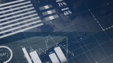 Finansal veri işlemenin animasyonu ve şehir manzarası istatistikleri. Küresel eğitim, işletme, bağlantılar, hesaplama ve veri işleme kavramı dijital olarak oluşturulmuş video.