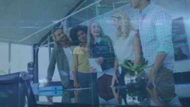 Ofisteki çeşitli meslektaşlar üzerinde veri işleme animasyonu. Küresel iş, bilgisayar, iletişim ve dijital arayüz kavramı dijital olarak oluşturulmuş video.