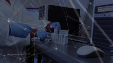 Laboratuvarda örnek alan Afrika kökenli Amerikalı kadın bilim adamı üzerindeki bağlantı ağının animasyonu. Bilim, teknoloji ve dijital arayüz kavramı, dijital olarak üretilen video.