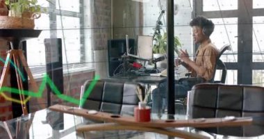 Afro-Amerikan iş adamının ofisinde veri işleme animasyonu. Küresel finans, iş, bağlantılar, hesaplama ve veri işleme kavramı dijital olarak oluşturulmuş video.