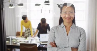 Ofiste çalışan Asyalı iş kadınının veri işleme animasyonu. İş, iletişim, teknoloji, bilgisayar ve dijital arayüz kavramı dijital olarak oluşturulmuş video.