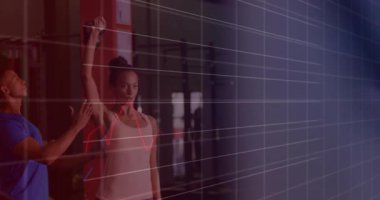 Spor salonunda egzersiz yapan farklı insanlar üzerinde veri işleme animasyonu. Küresel spor, fitness, business, links, hesaplama ve veri işleme kavramı dijital olarak oluşturulmuş video.