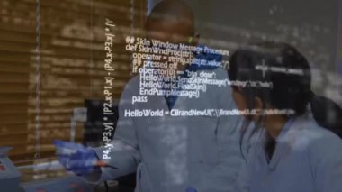 Laboratuvarda örnek alan çeşitli bilim adamlarının veri işleme animasyonu. Bilim, teknoloji ve dijital arayüz kavramı, dijital olarak üretilen video.