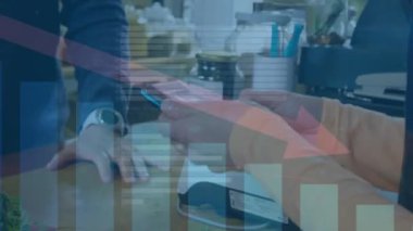 Kafkasyalı bir adamın kadın esnafa akıllı telefonlu havuçlar için para ödemesi üzerine veri işleme animasyonu. Ağ, veri, iş, finans, dijital arayüz ve iletişim, dijital olarak oluşturulmuş video.