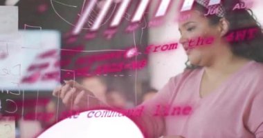 Ofisteki iki ırklı iş kadınıyla ilgili veri işleme animasyonu. Küresel finans, iş, bağlantılar, hesaplama ve veri işleme kavramı dijital olarak oluşturulmuş video.