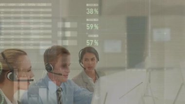 Telefon kulaklığı olan çeşitli iş adamları üzerinde finansal veri işleme animasyonu. Küresel finans, iş, bağlantılar, hesaplama ve veri işleme kavramı dijital olarak oluşturulmuş video.