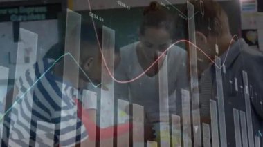 Sınıftaki çeşitli okul öğrencileri üzerinde veri işleme animasyonu. Küresel eğitim, işletme, bağlantılar, hesaplama ve veri işleme kavramı dijital olarak oluşturulmuş video.