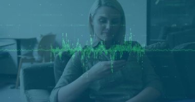 Akıllı telefon kullanan Kafkasyalı iş kadınının finansal veri işleme animasyonu. Küresel finans, iş, bağlantılar, hesaplama ve veri işleme kavramı dijital olarak oluşturulmuş video.