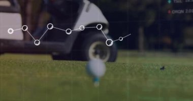Golf topunun üstünde veri işleme animasyonu. Küresel spor, finans, iş, bağlantılar, bilgisayar ve veri işleme kavramı dijital olarak oluşturuldu.