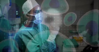 Hastanedeki çeşitli cerrahlar üzerinde veri işleme animasyonu. Küresel tıp, sağlık, bağlantılar, hesaplama ve veri işleme kavramı dijital olarak oluşturulmuş video.