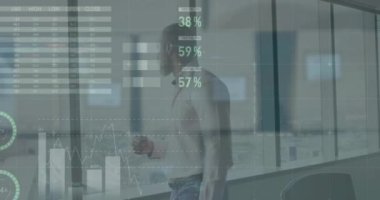 Pencereden bakan Afro-Amerikan iş adamının finansal veri işleme animasyonu. Küresel iş, finans, bilgisayar ve dijital arayüz kavramı dijital olarak oluşturulmuş video.