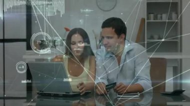 Kafkas çifti üzerinden dizüstü bilgisayar kullanarak bağlantı ağının animasyonu. Küresel finans, iş, bağlantılar, hesaplama ve veri işleme kavramı dijital olarak oluşturulmuş video.