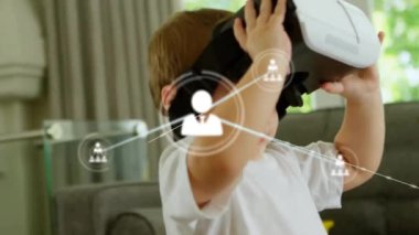 VR kulaklık kullanan beyaz çocuk üzerindeki simgelerle bağlantı ağının animasyonu. Dijital olarak oluşturulmuş küresel bağlantılar, teknoloji ve dijital arayüz kavramı.