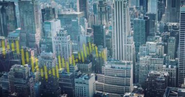 Şehir manzarası üzerinde finansal veri işleme animasyonu. Küresel finans, iş, bağlantılar, hesaplama ve veri işleme kavramı dijital olarak oluşturulmuş video.