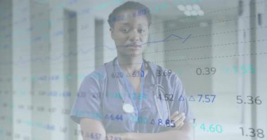 Afro-Amerikan kadın doktorların hastanedeki finansal veri işlemlerinin animasyonu. Küresel tıp, işletme, bağlantılar, hesaplama ve veri işleme kavramı dijital olarak oluşturulmuş video.