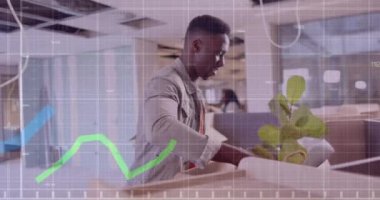 Afrika kökenli Amerikalı iş adamının finansal veri işleme çalışmalarının animasyonu. Küresel finans, iş, bağlantılar, hesaplama ve veri işleme kavramı dijital olarak oluşturulmuş video.