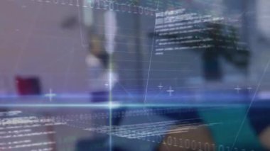 Ofisteki gülümseyen melez iş kadınının finansal veri işleme animasyonu. Küresel finans, iş, bağlantılar, hesaplama ve veri işleme kavramı dijital olarak oluşturulmuş video.
