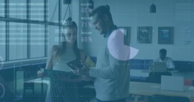 Ofisteki çeşitli iş adamları üzerinde finansal veri işleme animasyonu. Küresel finans, iş, bağlantılar, hesaplama ve veri işleme kavramı dijital olarak oluşturulmuş video.