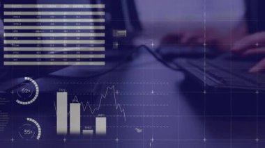 Bilgisayar kullanan çeşitli okul çocukları üzerinde finansal veri işleme animasyonu. Küresel eğitim, finans, bilgisayar, iletişim ve dijital arayüz kavramı dijital olarak oluşturuldu.