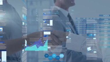 Çeşitli iş adamlarının el sıkışması üzerine finansal veri işleme animasyonu. Küresel finans, iş, bağlantılar, hesaplama ve veri işleme kavramı dijital olarak oluşturulmuş video.