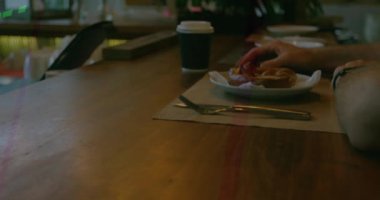 Çift ırklı bir kadının akıllı bir sesle ödediği veri işleme animasyonu. Küresel irtibatsız ödeme, bağlantılar, bulut hesaplama ve veri işleme kavramı dijital olarak oluşturulmuş video.