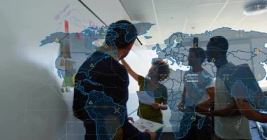 Veri işleme animasyonu ve dünya haritası farklı iş adamlarının iş görüşmesi üzerine. Küresel iş ve dijital arayüz kavramı, dijital olarak oluşturulmuş video.