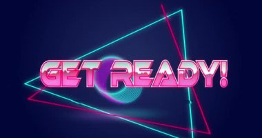 Koyu arkaplanda pembe ve mavi neon şekiller üzerine pembe parlak harflerle hazır metin animasyonu. Oyun, veri yükleme, dijital arayüz, retro ve iletişim, dijital olarak oluşturulmuş video.