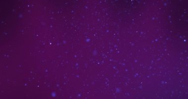 Koyu mor arka planda parıldayan mavi ve beyaz parçacıkların animasyonu. Bağlantı, enerji, veri, işlem ve iletişim, dijital olarak oluşturulmuş video.