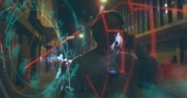 Şehirdeki beyaz adam üzerinde finansal veri işleme animasyonu. Küresel finans, iş, bağlantılar, hesaplama ve veri işleme kavramı dijital olarak oluşturulmuş video.